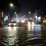 Kolkata Under Water as Heavy Rain Cripples City Ahead of Durga Puja – 5 Dead